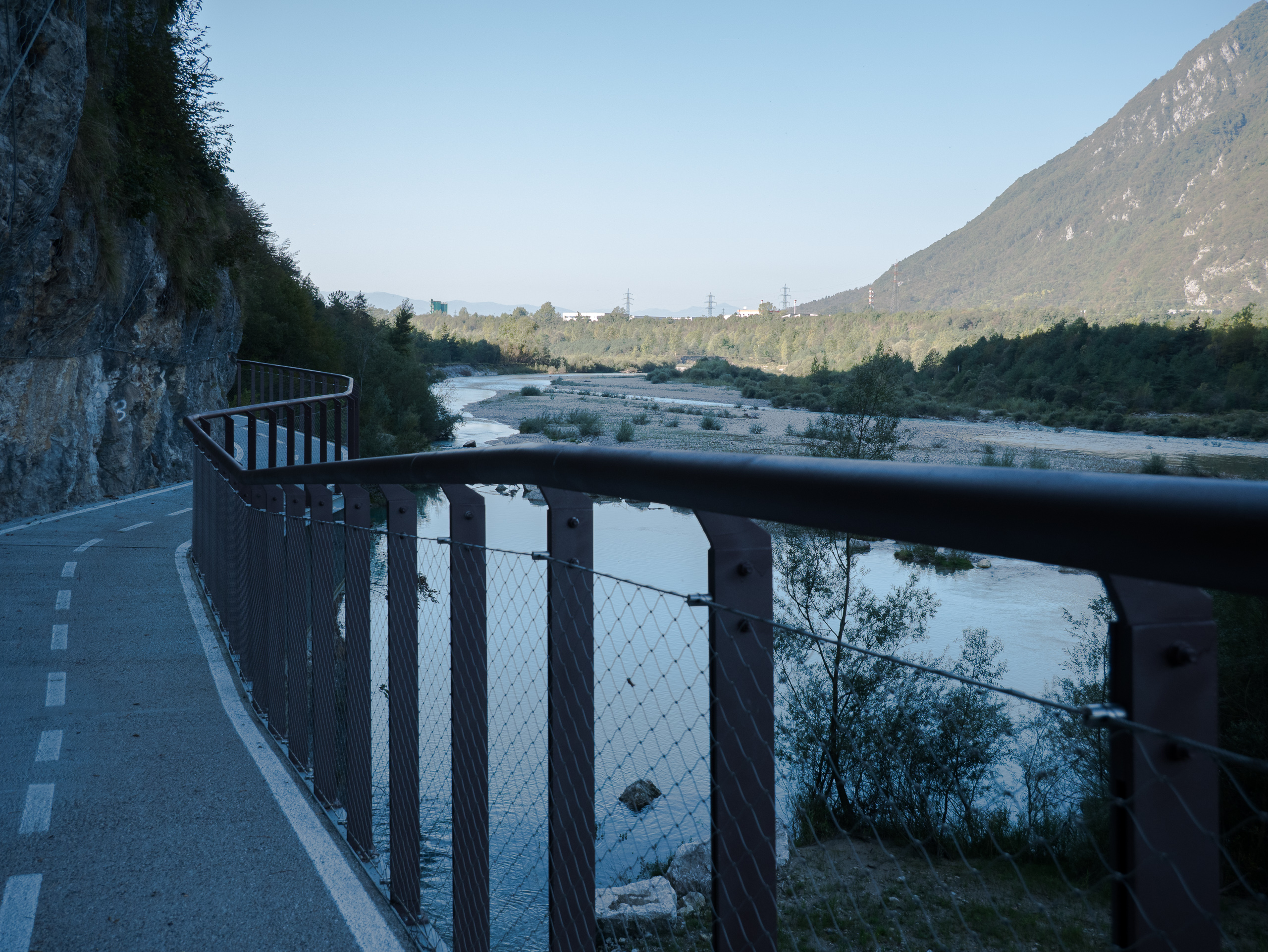 Radweg am Felshang hoch über dem Flussbett der Piave